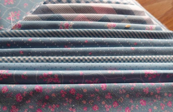 Die aktuellen Saisonfarben sind Blau und Rosa, kombiniert mit hellen Farbtönen